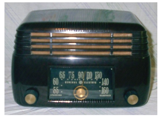 GE Model 200 from 1946.  It has 6 tubes.